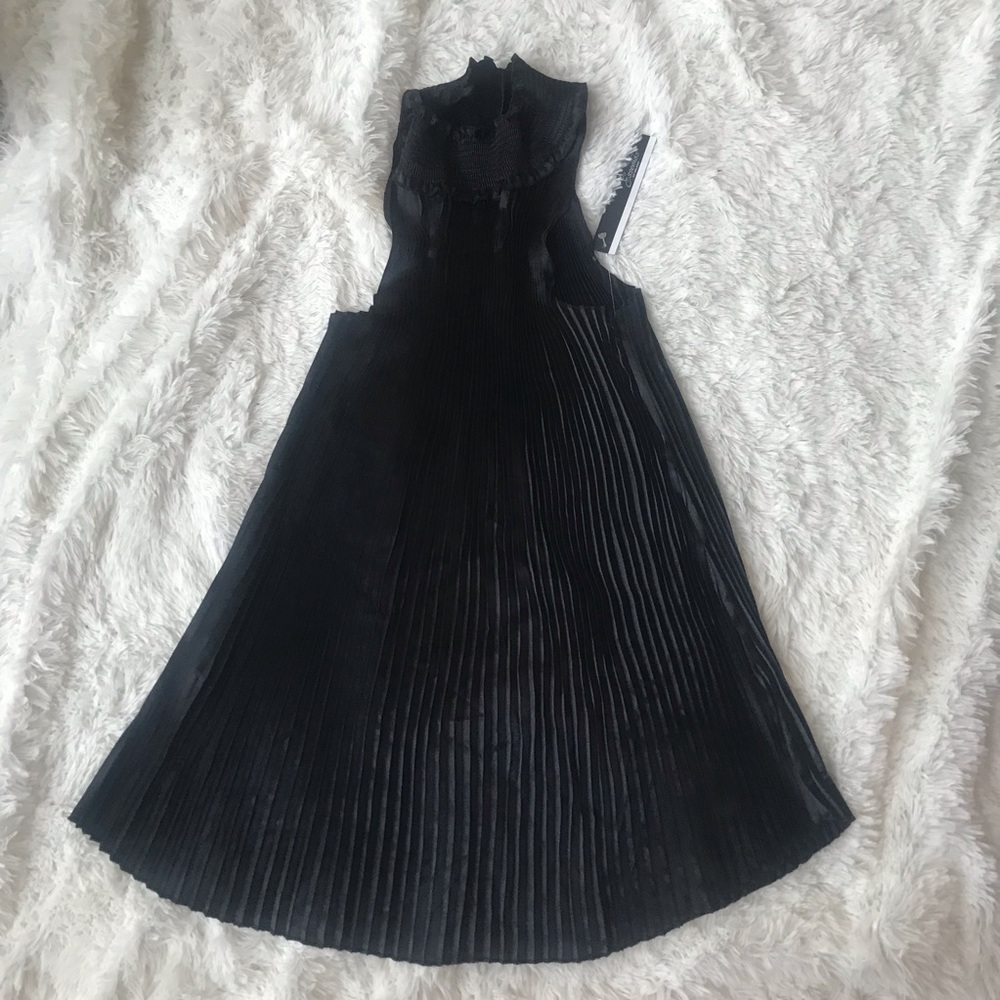 Essentials by Milano L pleated sleeveless shirt